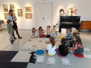 Lew odpowiada na wylosowane pytanie.