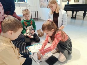 Lila stawia pieczątki z sylwetami zwierząt w nagrodę za dobrze wykonane zadania!