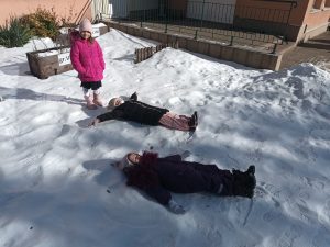 Luba patrzy jak Rita i Hania bawią się na śniegu