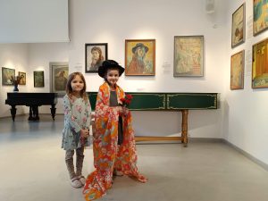 Luba przebrała Lilę w strój ilustrujący ,,Portret córki w szalu hiszpańskim'' Ludomira Sleńdzińskiego