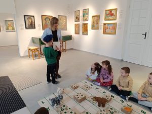 Mikołaj zadaje dzieciom zagadkę wzrokową.