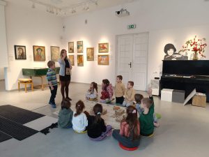 Staś opowiada dzieciom z czego można stworzyć rzeźby.