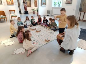 Teodor będzie rozdawał dzieciom naklejki z pieskami do uzupełnienia karty pracy.