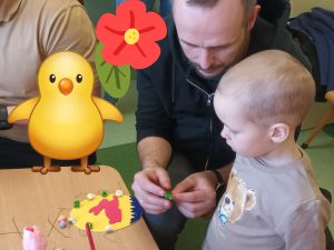 Wiktorek razem z tatą ozdabia pisankę wielkanocną