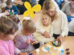 Wiktoria z siostrami i mamą wykonuje ozdoby świąteczne