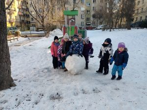 Wspólna zabawa dzieci na śniegu