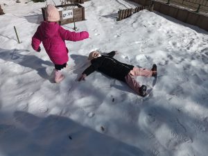 Zabawa Hani i Luby w zimowym ogrodzie