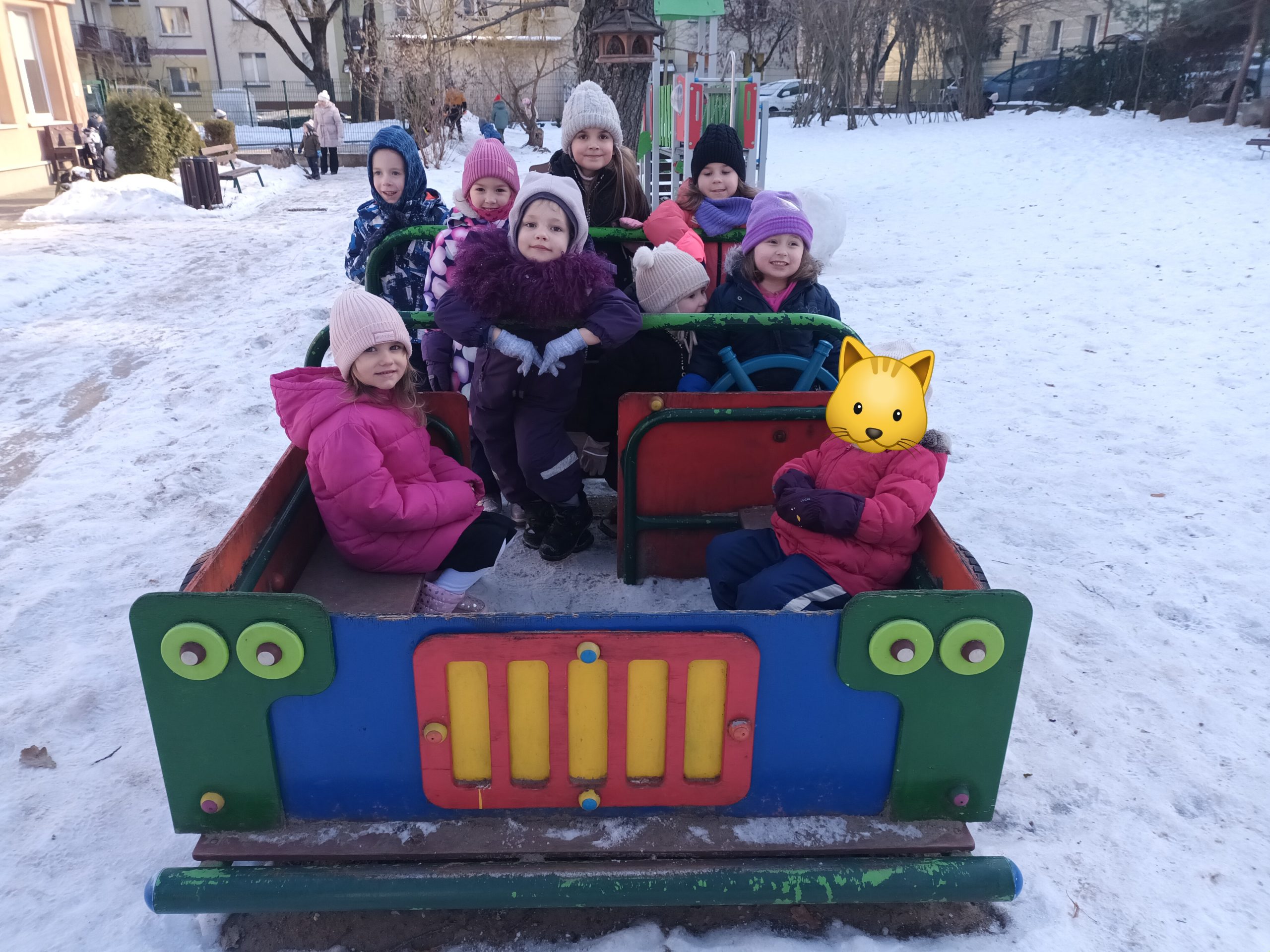Zimowe zabawy na śniegu w grupie V