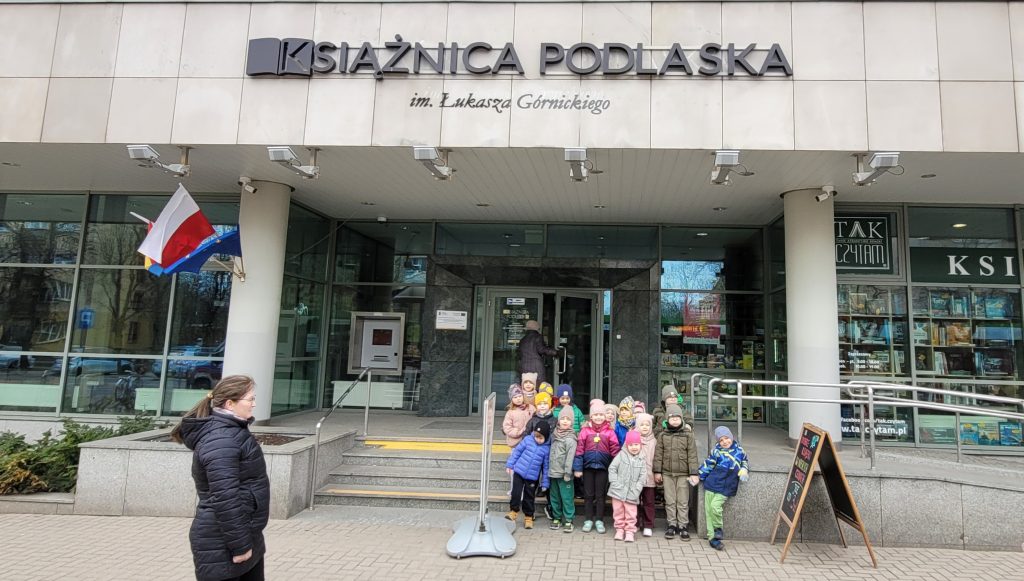 1. Dzieci przed Książnicą Podlaską