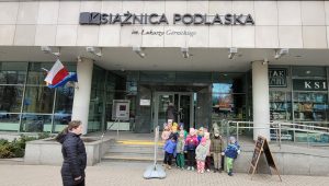 1. Dzieci przed Książnicą Podlaską