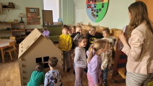 2 Dzieci przygotowują się do zajęć