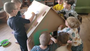 5 Dzieci ozdabiają domek