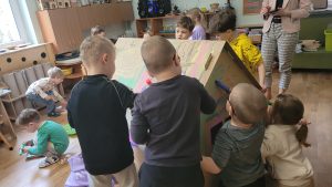 6 Dzieci kolorują domek mazakami