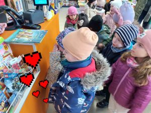 Dzieci kupują książkę do naszej grupy