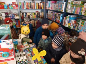 Dzieci oglądają gry edukacyjne