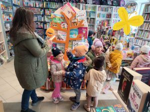 Dzieci oglądają książki na półkach