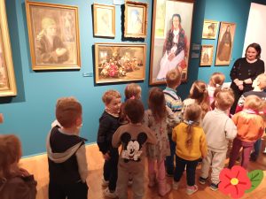 Dzieci oglądają portrety