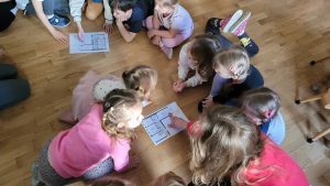 Dzieci oglądają rzuty mieszkań