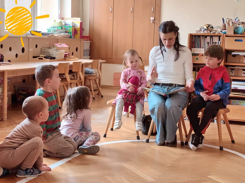 Dzieci słuchają z dużym zainteresowaniem