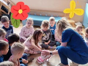 Dzieci uczą się jak myć zęby