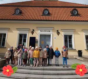 Dzieci z Grupy V przed muzeum