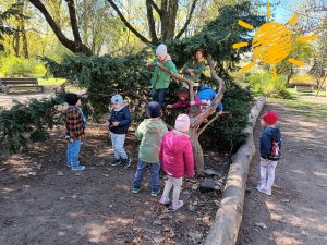 Dzieci z grupy V w parku