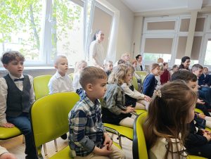 Publiczność z uwagą śledzi występy dzieci