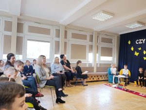 Publiczność z uwagą śledzi występy dzieci