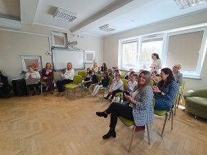 Publiczność z uwagą śledzi występy dzieci