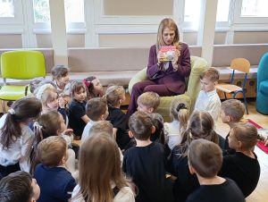 Pani Wicekurator czyta dzieciom