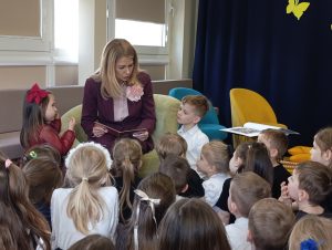 Pani Wicekurator czyta dzieciom