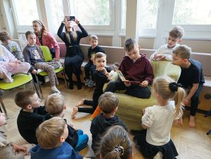 Zaczytane spotkanie przedszkolaków i uczniów