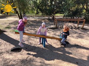 Laura , Staś i Laura lubią wspólną zabawę na huśtawce