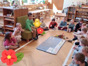 Michał chętnie odpowiada na pytania dzieci