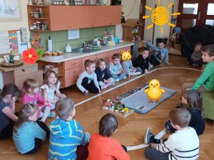 Michał opowiada dzieciom czego uczy się w szkole