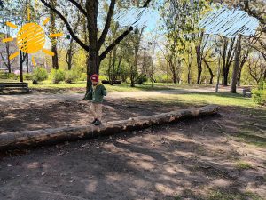 Mikołaj idzie po równoważni z pnia drzewa