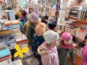 Pani sprzedawczyni oprowadziła dzieci po księgarni