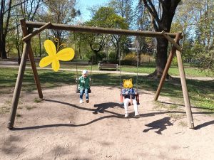 W górę i w dół huśta się Rita z koleżan