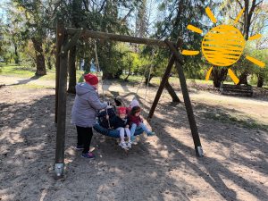 Wesoła zabawa na huśtawce