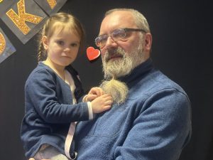 Wiktoria z dziadkiem