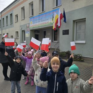 Spacer z biało-czerwonymi flagami