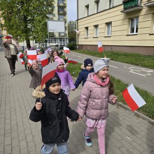 Patriotyczny spacer przedszkolaków