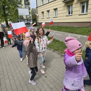 Spacer z biało-czerwonymi flagami