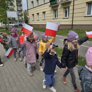 Spacer z biało-czerwonymi flagami