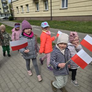 Patriotyczny spacer przedszkolaków