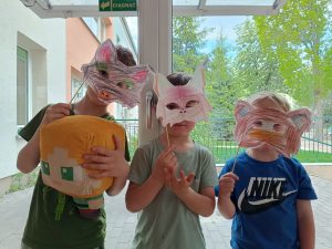 Chłopcy w maskach drapieżników