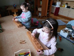 Samodzielność i rozwój – praca z materiałem Montessori
