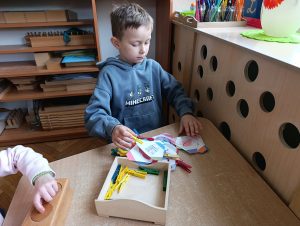 Samodzielność i rozwój – praca z materiałem Montessori