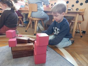 Samodzielność i rozwój – praca z materiałem Montessori