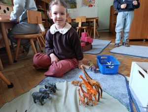 Samodzielność i rozwój – praca z materiałem Montessori